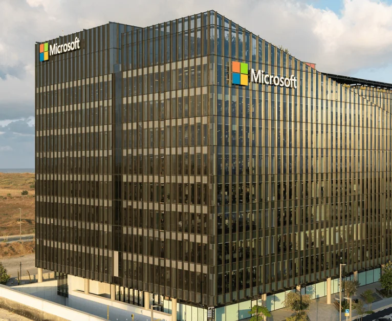 مايكروسوفت تخفض الوظائف في الوقت الذي يقود فيه الاستثمار في الذكاء الاصطناعي عملية إعادة الهيكلة الاستراتيجية .